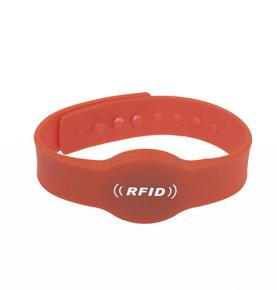 RFID silikonový náramek s embosovanou přezkou